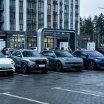 Лінійка з п'яти китайських електромобілів на міській парковці біля зарядної станції.